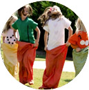 игра прыжки в мешках